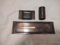 Bronz levélkés, bronz tartóval, bronz apró írodaszer tartóval és bronz írószer tartóval.
