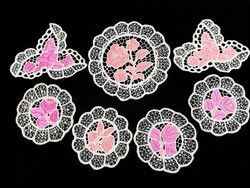 7 db rózsaszín fonallal kalocsai mintával hímzett riselt terítő 10-13 cm