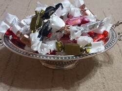 Ezüst kínálótál, vésett virág- és madármintás díszítéssel.