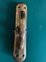 Retro,régi,réz ablak kilincs,teljesen újra polizozva,felújítva.Középen repedéssel.Összeilleszthatően