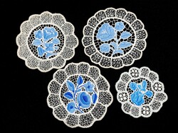 4 db kék fonallal kalocsai mintával hímzett riselt terítő 11-15 cm