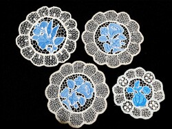 4 db kék fonallal kalocsai mintával hímzett riselt terítő 11-15 cm