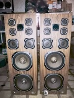 Nagy teljesítményű sok hangszórós épített hangfal pár, Omega logóval