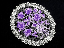 Lila fonallal kalocsai mintával hímzett riselt terítő 41 x 34 cm