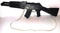 Retro trafikáru bazáráru műanyag játék AK- 47 KALASNYIKOV FORMA géppuska gépkarabély MŰKÖDŐ 64 cm
