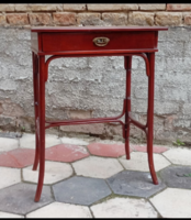 Antik felújított thonet ,fiókos, bükkfa kisasztal jelzés nélkül, maga fényre politúrozva 20 sz elej