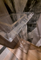 Letisztult plexi virág- és szobortartó – időtlen design