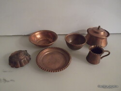 JÁTÉK EDÉNY - RÉZ  - 7 db - ALKUKÉPES -  RÉGI - FÜGGESZTHETŐK - 9 x 2,5 cm - 5 x 2 cm  - HIBÁTLAN