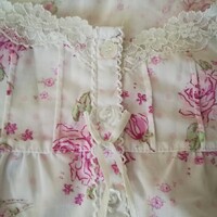 Mintás hálóruha, könnyű anyagból, elején és ujján csipke díszítéssel