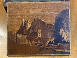 HOLLÓSSY ZSIGMOND IPARMŰVÉSZ, INTARZIA MŰTERME FALUSI LÁTKÉP TEMPLOMMAL, JELZETT INTARZIA LAP