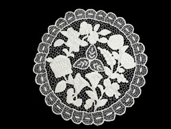 Fehér Kalocsai mintával hímzett riselt terítő, 39 x 37 cm