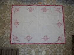 Régi, rózsás, kézzel hímzett falvédő, terítő