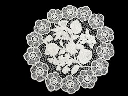 Fehér Kalocsai mintával hímzett riselt terítő, 36 cm