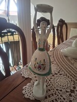 Hollóházi párnát tartó nő