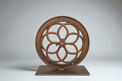 Vintage öntöttvas ipari kerék egyedi állványon