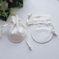 Törtfehér színű velúr dísztasak, ajándék tasak, ékszertartó zsák