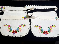 Kalocsai mintával hímzett kötény darabra, méretek a képeken