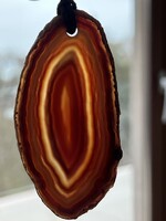 Achát medál gyönyörű rajzolattal bőr zsinóron, 8 x 4 cm a medál