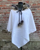 Kapucnis női fehér poncsó