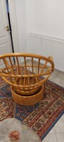 Rattan forgó fotel, elegáns, kényelmes párnával eladó. A fotel előre-hátra mozgással, mint hintaszék