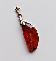 Antik borostyán medál aranyozott akasztóval