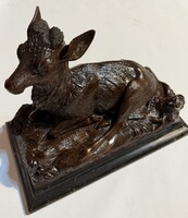 19. század végi kézzel faragott pihenő zerge szobor (nincs szignó)