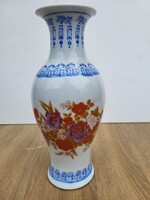 Elegáns Kínai Porcelán Váza Kék-Fehér és Virágos Díszítéssel