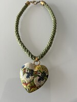 Kézzel festett fa vagy papírmasé medálos retro nyaklánc, 6 x 5 cm a medál