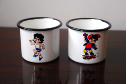 KÉT SZÉP ÁLLAPOTÚ RETRO GYEREK ZOMÁNC BÖGRE: SPORTOLÓ KISFIÚ MINTÁVAL