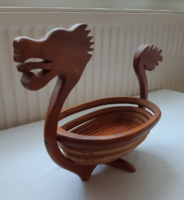 Összecsukható fakosár, fából faragott kínáló