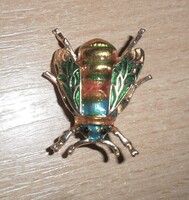 Aranyszínű darázs bross , zománc díszítéssel.