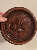 Antik faragott fa fali kép rózsákkal.