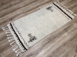 MAROKKÓI Berber kézi csomózású vastag gyapjú szőnyeg, 73 x 170 cm