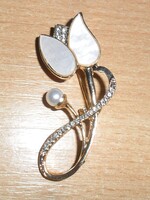 Gyönyörűséges, arany színű bross, cirkónia és gyöngy díszítéssel.