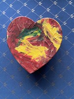 Nagyon szép,színes,festett szív alakú kis doboz. " Kincsek" gyűjtésére.Gyerekeknek. Mérete: 13x6 cm