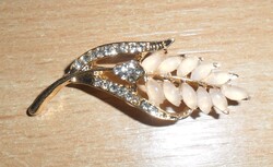 Aranyszínű levél bross, gyönygy és cirkónia díszítéssel.
