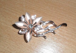 Gyönyörűséges,rózsaarany színű bross,strassz, kő és cirkónia díszítéssel.