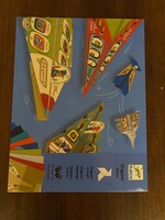 Origami. 5 db repülőgép modell hajtogatható belőle.Laírással,képek segítségével.