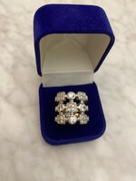 Extravagáns, feltűnő ezüst gyűrű, gazdagon díszítve cirkónia kövekkel