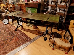 19. századi vas gyárajtóból készített ipari stílusú asztal, mángorló lábakkal, nagyon masszív antik