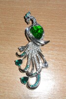 Gyönyörűséges páva bross, cirkóniummal, zöld kövekkel.