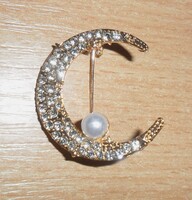Aranyszínű hold bross, gyönygy és cirkónia díszítéssel.