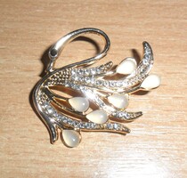 Aranyszínű hattyú bross, gyönygy és cirkónia díszítéssel.