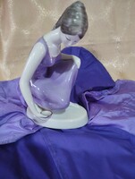 Lila ruhás víz merítő lány. ( hollóházi)