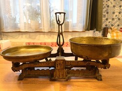 Régi konyhai mérleg réz serpenyőkkel