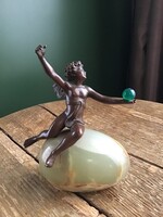 Antik bécsi bronz angyalka szobor zöld ónix tojáson