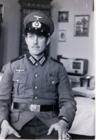 Régi fotónegatív Wehrmacht katona otthonában 1940 körül