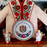 Coat of arms, hand-painted larger-sized wall plate in perfect condition!! Size 28cm