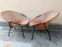 Kagyló alakú fém fotel hasított bőrrel