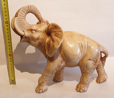 Retro elefántszobor – műgyanta lakásdísz, felfelé tartott ormánnyal